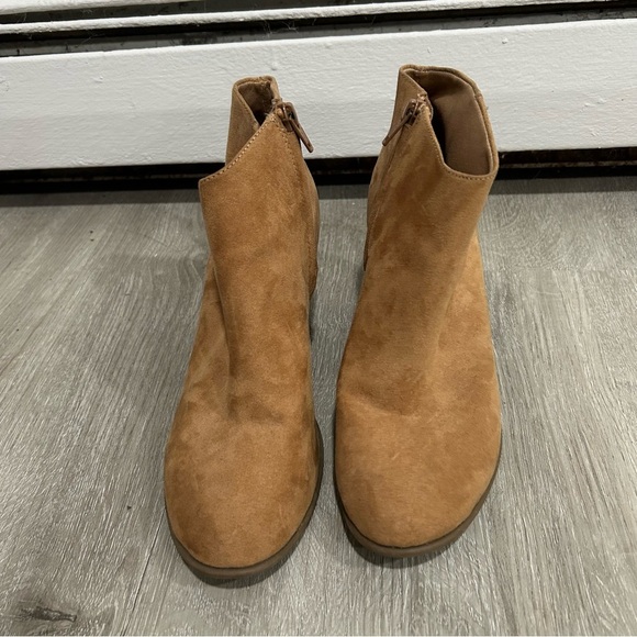 Old Navy Tan Faux Suede Ankle Block Heel Round Toe Booties Women’s Size 8 - Picture 3 of 9